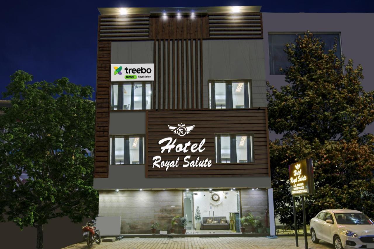 Отель Treebo Royal Salute, Zirakpur Экстерьер фото